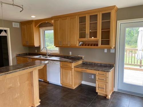 1102 Gorevale Road, Rural Thunder Bay, ON - Indoor Photo Showing Kitchen With Double Sink