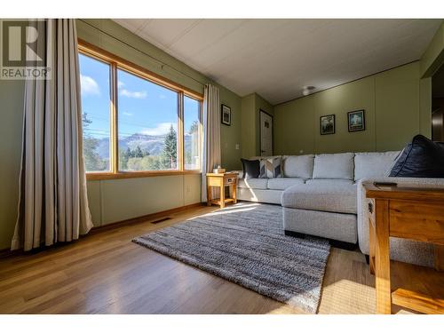 1269 Colclough  Avenue, Fernie, BC - Indoor Photo Showing Living Room