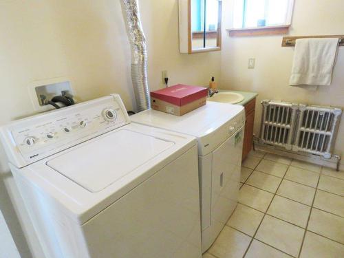 46 Front Street, Nipigon, ON - Indoor Photo Showing Laundry Room