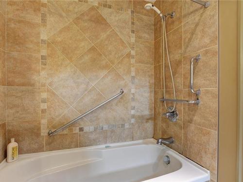 405-1620 Mckenzie Ave, Saanich, BC - Indoor Photo Showing Bathroom