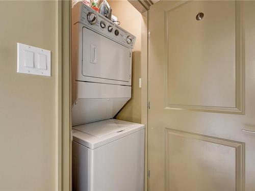 405-1620 Mckenzie Ave, Saanich, BC - Indoor Photo Showing Laundry Room