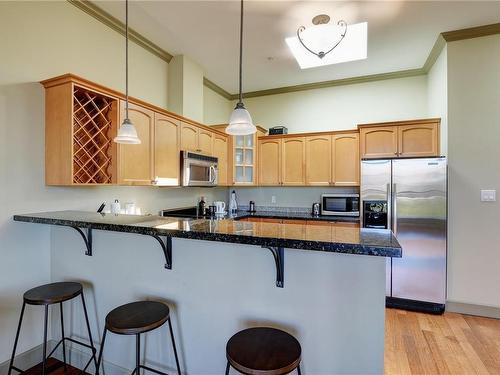 405-1620 Mckenzie Ave, Saanich, BC - Indoor Photo Showing Kitchen