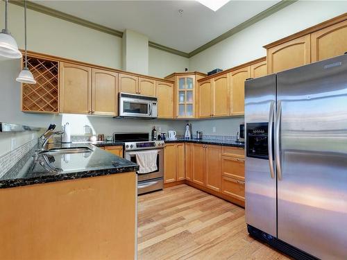 405-1620 Mckenzie Ave, Saanich, BC - Indoor Photo Showing Kitchen