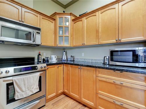 405-1620 Mckenzie Ave, Saanich, BC - Indoor Photo Showing Kitchen