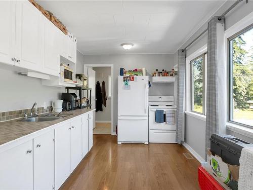 1260 Sayward Rd, Sayward, BC - Indoor Photo Showing Kitchen With Double Sink