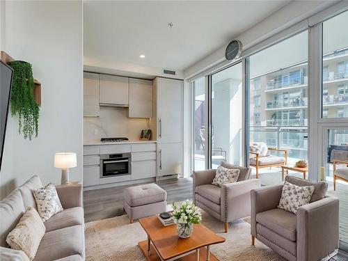 609-777 Herald St, Victoria, BC - Indoor Photo Showing Living Room