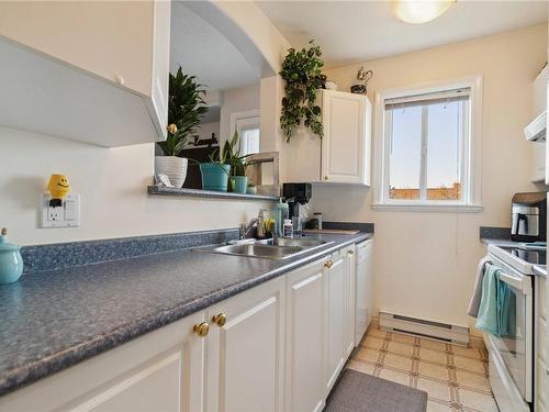 405-2310 Trent St, Victoria, BC - Indoor Photo Showing Kitchen With Double Sink