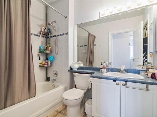 405-2310 Trent St, Victoria, BC - Indoor Photo Showing Bathroom