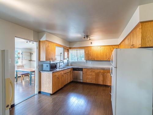 2215 Barbara Ave, Kamloops, BC - Indoor Photo Showing Kitchen With Double Sink