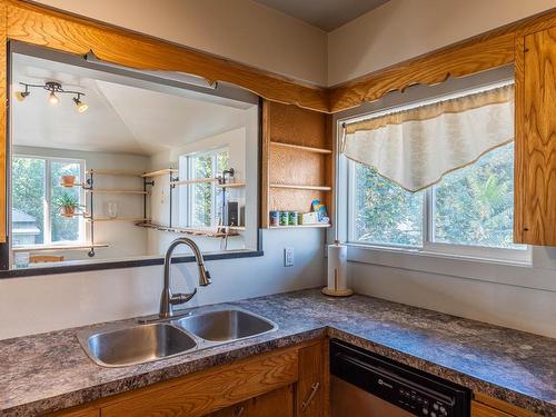 2215 Barbara Ave, Kamloops, BC - Indoor Photo Showing Kitchen With Double Sink