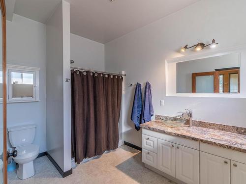 2215 Barbara Ave, Kamloops, BC - Indoor Photo Showing Bathroom