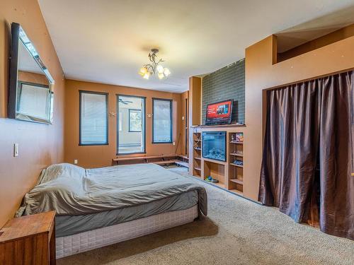 2215 Barbara Ave, Kamloops, BC - Indoor Photo Showing Bedroom