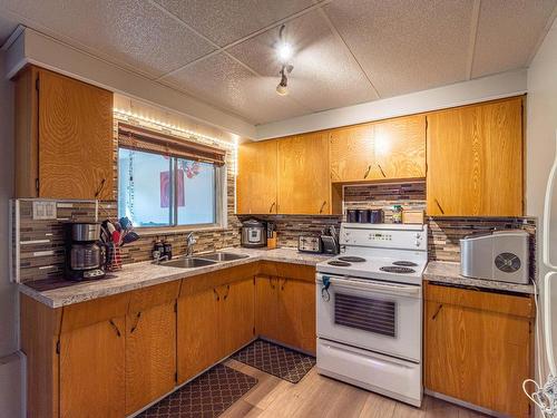 2215 Barbara Ave, Kamloops, BC - Indoor Photo Showing Kitchen With Double Sink