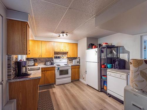 2215 Barbara Ave, Kamloops, BC - Indoor Photo Showing Kitchen With Double Sink