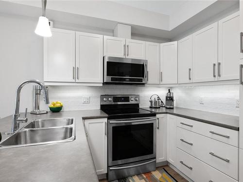 105-1900 Tulsa Rd, Nanaimo, BC - Indoor Photo Showing Kitchen With Double Sink