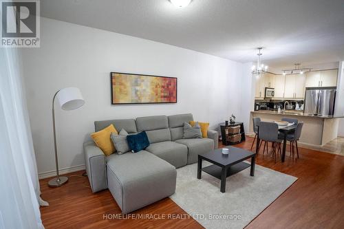 303 - 9235 Jane Street, Vaughan, ON - Indoor Photo Showing Living Room