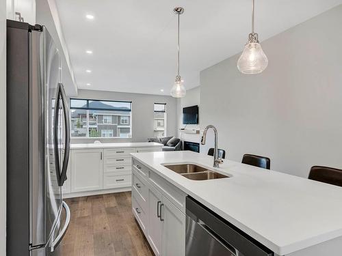 133-1901 Qu'Appelle Blvd, Kamloops, BC - Indoor Photo Showing Kitchen With Stainless Steel Kitchen With Double Sink With Upgraded Kitchen