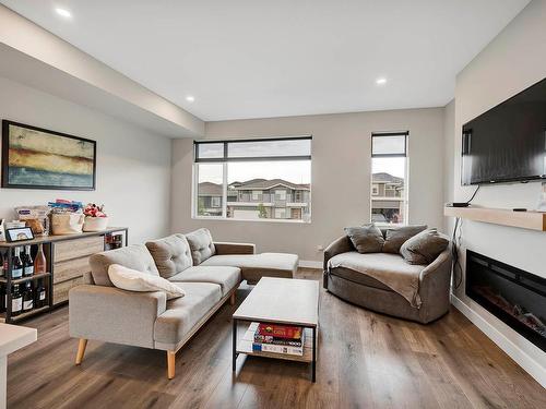 133-1901 Qu'Appelle Blvd, Kamloops, BC - Indoor Photo Showing Living Room With Fireplace