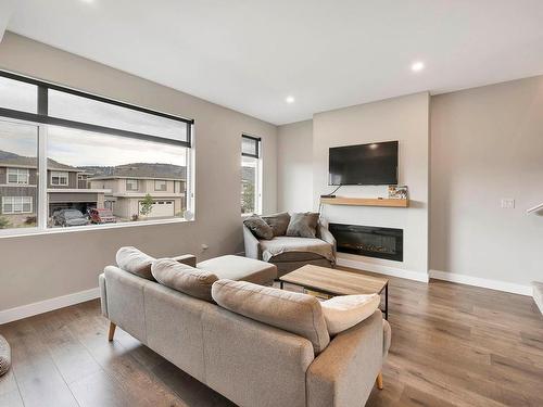 133-1901 Qu'Appelle Blvd, Kamloops, BC - Indoor Photo Showing Living Room With Fireplace