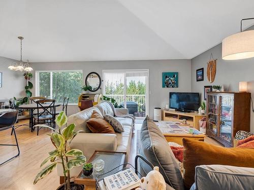 864 Regent Cres, Kamloops, BC - Indoor Photo Showing Living Room