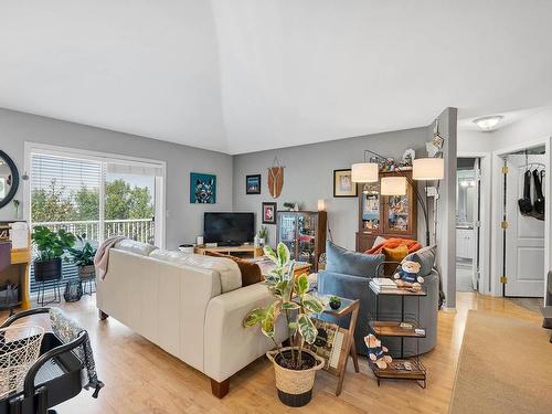 864 Regent Cres, Kamloops, BC - Indoor Photo Showing Living Room