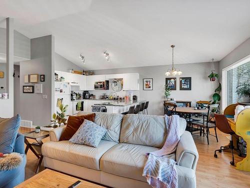 864 Regent Cres, Kamloops, BC - Indoor Photo Showing Living Room