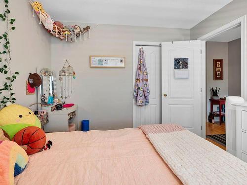 864 Regent Cres, Kamloops, BC - Indoor Photo Showing Bedroom