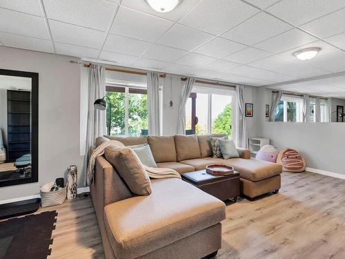 864 Regent Cres, Kamloops, BC - Indoor Photo Showing Living Room