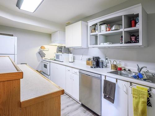 864 Regent Cres, Kamloops, BC - Indoor Photo Showing Kitchen