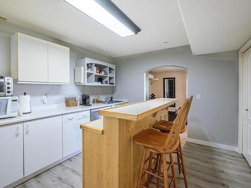 864 Regent Cres, Kamloops, BC - Indoor Photo Showing Kitchen With Double Sink