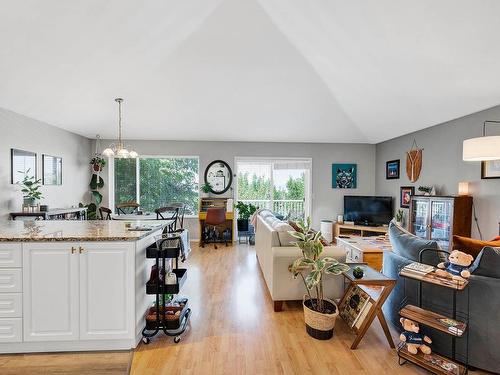 864 Regent Cres, Kamloops, BC - Indoor Photo Showing Living Room