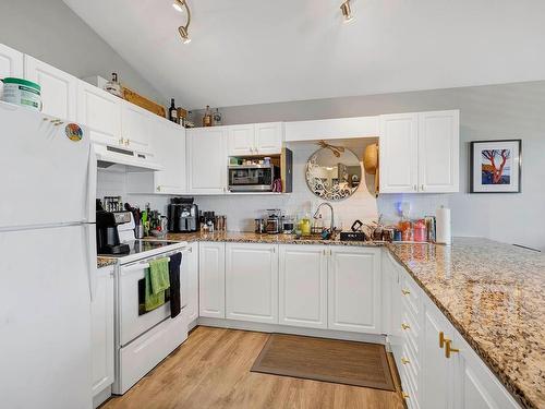 864 Regent Cres, Kamloops, BC - Indoor Photo Showing Kitchen With Double Sink