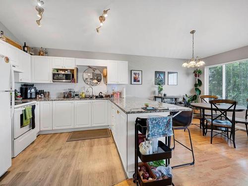 864 Regent Cres, Kamloops, BC - Indoor Photo Showing Kitchen With Double Sink