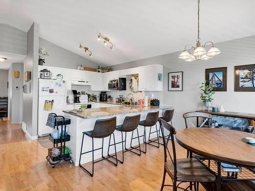 864 Regent Cres, Kamloops, BC - Indoor Photo Showing Dining Room