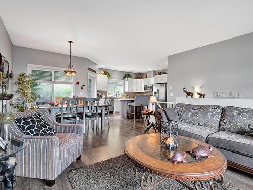 128-1939 Coldwater Drive, Kamloops, BC - Indoor Photo Showing Living Room