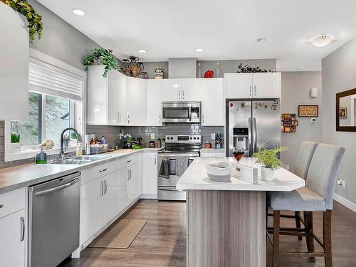 128-1939 Coldwater Drive, Kamloops, BC - Indoor Photo Showing Kitchen With Upgraded Kitchen