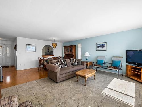 1021 Norview Place, Kamloops, BC - Indoor Photo Showing Living Room