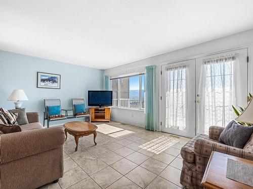 1021 Norview Place, Kamloops, BC - Indoor Photo Showing Living Room