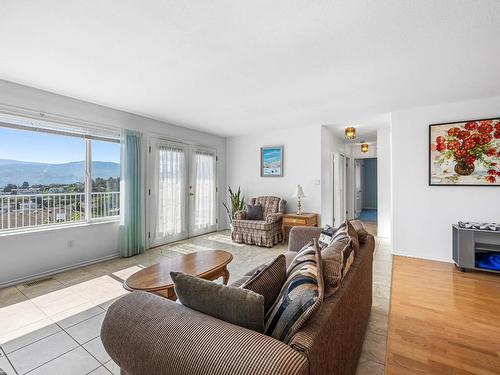 1021 Norview Place, Kamloops, BC - Indoor Photo Showing Living Room