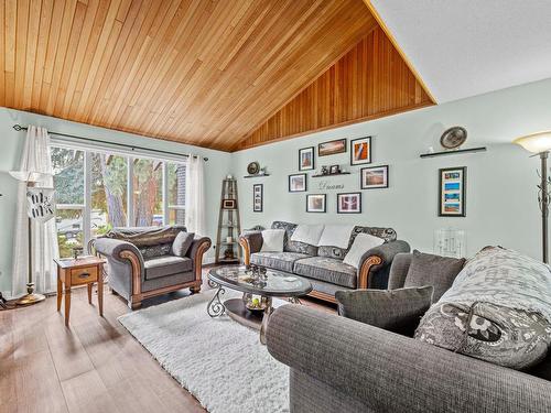 1886 Cathedral Crt, Kamloops, BC - Indoor Photo Showing Living Room