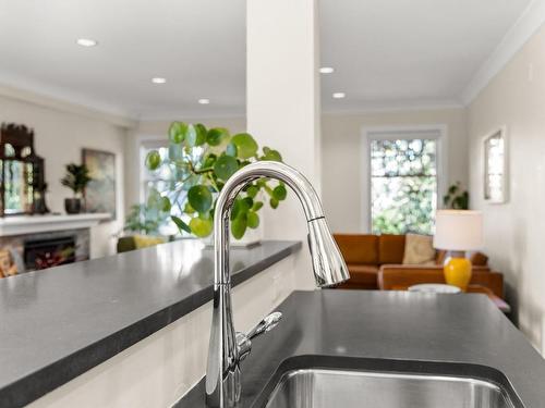 4-523 Su'It St, Victoria, BC - Indoor Photo Showing Kitchen