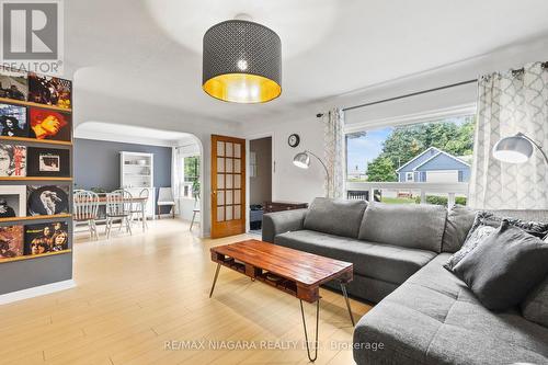 74 Marmora Street, St. Catharines, ON - Indoor Photo Showing Living Room