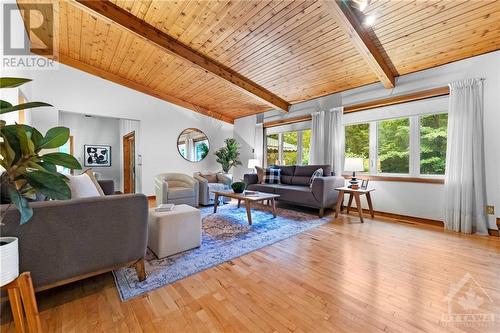 1560 Cumberland Ridge Drive, Cumberland, ON - Indoor Photo Showing Living Room