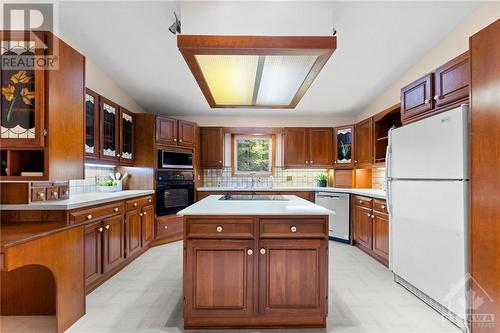 1560 Cumberland Ridge Drive, Cumberland, ON - Indoor Photo Showing Kitchen