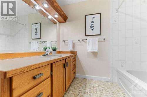 1560 Cumberland Ridge Drive, Cumberland, ON - Indoor Photo Showing Bathroom