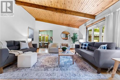 1560 Cumberland Ridge Drive, Cumberland, ON - Indoor Photo Showing Living Room