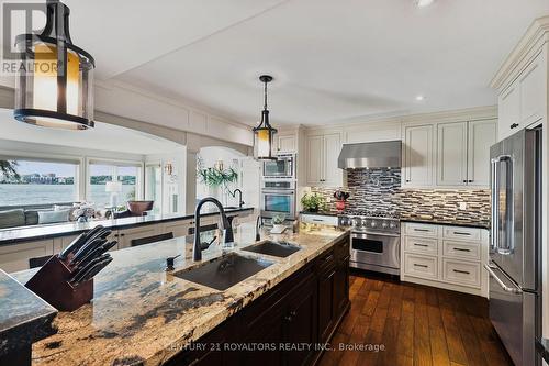 64 White Oaks Road, Barrie, ON - Indoor Photo Showing Kitchen With Upgraded Kitchen