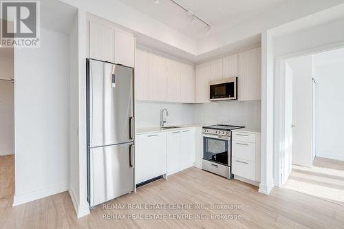 901 - 215 Veteran Drive S, Brampton, ON - Indoor Photo Showing Kitchen With Stainless Steel Kitchen