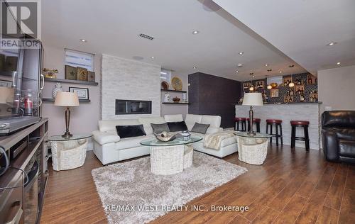 58 Rogers Trail, Bradford West Gwillimbury, ON - Indoor Photo Showing Living Room