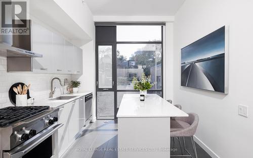 9B Gilead Place, Toronto (Moss Park), ON - Indoor Photo Showing Kitchen With Upgraded Kitchen